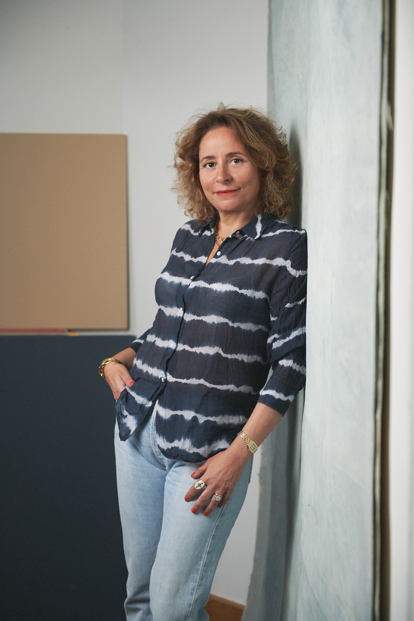 Noemi Attal debout, dans une posture naturelle et dynamique